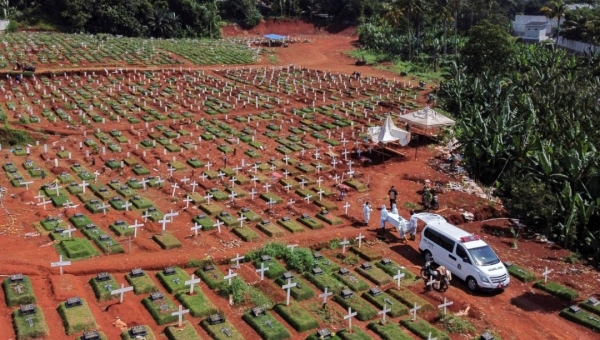 Mundo registra maior nº diário de mortes por Covid, e total de vítimas passa de 1,4 milhão